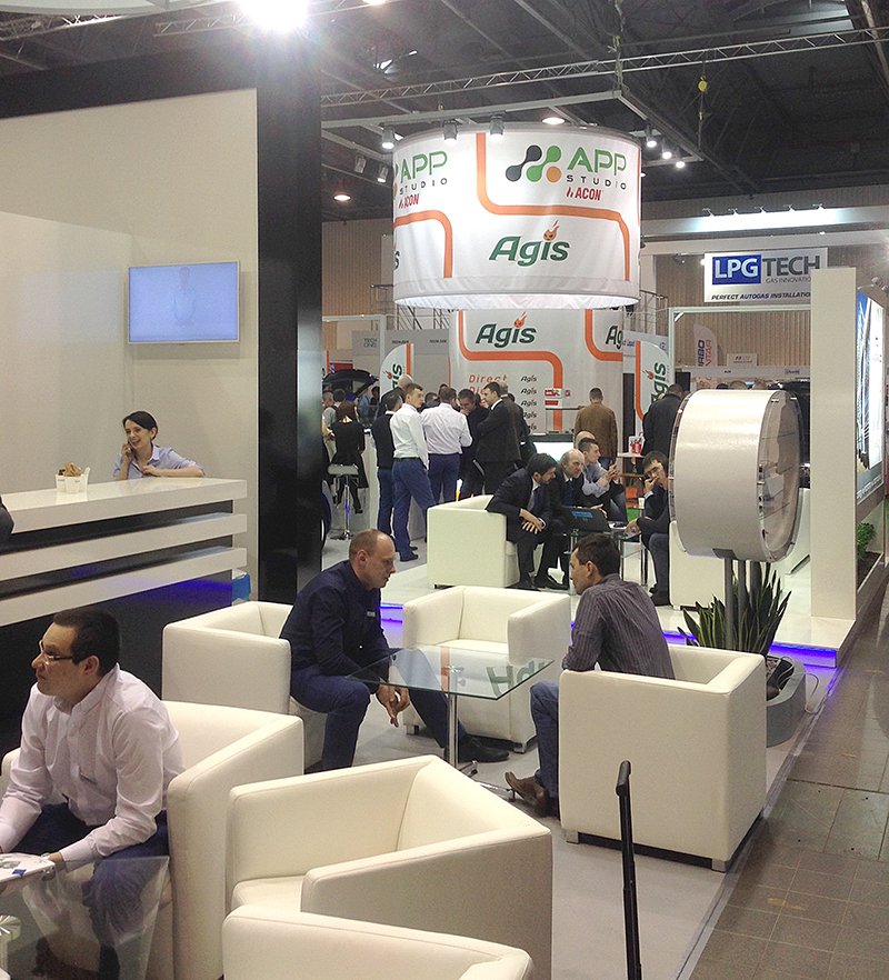 Autogāzes pārstāvji Varšavas izstādē pēta gāzes iekārtas.